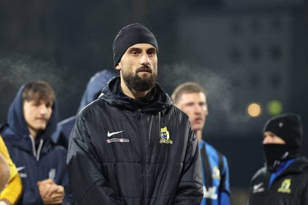 21 11 2025, xrekx, Fussball Regionalliga Suedwest, Eintracht Trier TSV Steinbach Haiger v l Damjan Marceta SV Eintracht Trier 05 bedankkt sich bedanken sich bei den Fans, the player thanks the fans for their support DFL DFB REGULATIONS PROHIBIT ANY USE OF PHOTOGRAPHS as IMAGE SEQUENCES and or QUASI VIDEO Trier