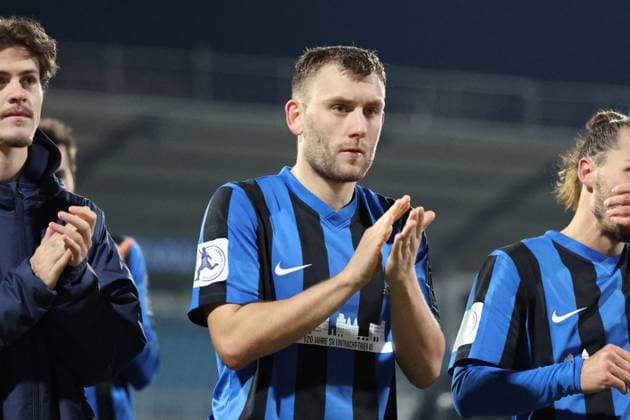 21 11 2025, xrekx, Fussball Regionalliga Suedwest, Eintracht Trier TSV Steinbach Haiger v l Dominik Kinscher SV Eintracht Trier 05 bedankkt sich bedanken sich bei den Fans, the player thanks the fans for their support DFL DFB REGULATIONS PROHIBIT ANY USE OF PHOTOGRAPHS as IMAGE SEQUENCES and or QUASI VIDEO Trier