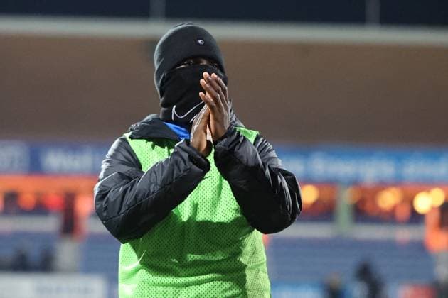 21 11 2025, xrekx, Fussball Regionalliga Suedwest, Eintracht Trier TSV Steinbach Haiger v l Hokon Sossah SV Eintracht Trier 05 bedankkt sich bedanken sich bei den Fans, the player thanks the fans for their support DFL DFB REGULATIONS PROHIBIT ANY USE OF PHOTOGRAPHS as IMAGE SEQUENCES and or QUASI VIDEO Trier