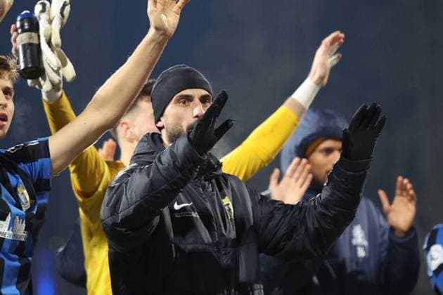 21 11 2025, xrekx, Fussball Regionalliga Suedwest, Eintracht Trier TSV Steinbach Haiger v l Damjan Marceta SV Eintracht Trier 05 bedankkt sich bedanken sich bei den Fans, the player thanks the fans for their support DFL DFB REGULATIONS PROHIBIT ANY USE OF PHOTOGRAPHS as IMAGE SEQUENCES and or QUASI VIDEO Trier