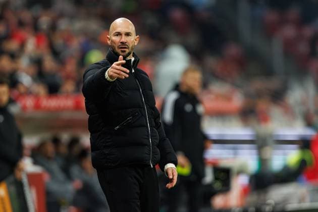 Christian Ilzer TSG Hoffenheim on the touchline, FSV Mainz 05 vs TSG Hoffenheim, Football, 1 Bundesliga, Matchday 11, Season 2025 2026, 21 11 2025 DFB regulations prohibit any use of photographs as image sequences and or quasi video FSV Mainz 05 vs TSG Hoffenheim, Football, 1 Bundesliga, Matchday 11, Season 2025 2026, 21 11 2025 Copyright: xEibner-Pressefoto AlexanderxNeisx EP_ANS