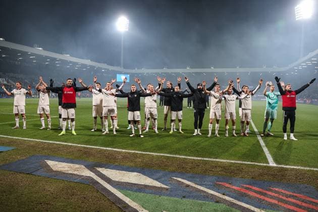 2 Bundesliga VfL Bochum SG Dynamo Dresden on 21 11 2025 at the Vonovia Ruhrstadion in Bochum The Dynamo Dresden team celebrates and is happy about the victory MH