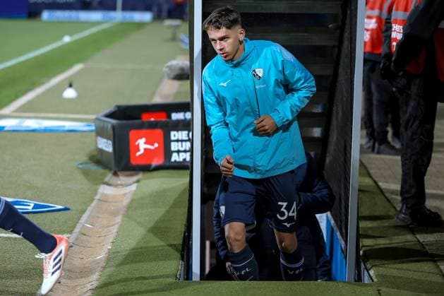 21 10 2025, Football, VfL Bochum SG Dynamo Dresden, 2 Fußball Bundesliga, Vonovia Ruhrstadion, Saison 2025 2026 Cajetan Lenz VfL Bochum 34 enters the pitch through the tunnel DFB regulations prohibit any use of photographs as image sequences and or quasi video Nordrhein Westfalen Germany