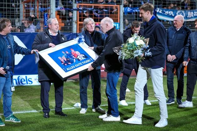 21 10 2025, Football, VfL Bochum SG Dynamo Dresden, 2 Football Bundesliga, Vonovia Ruhrstadion, Season 2025 2026 Honoring legendary coach Hermann Gerland f l Ilja Kaenzig Spokesman of the Management Bochum , Michael Ata Lameck, Hermann Gerland, Andreas Luthe Chairman of the Board Bochum DFB regulations prohibit any use of photographs as image sequences and or quasi video North Rhine-Westphalia Germany
