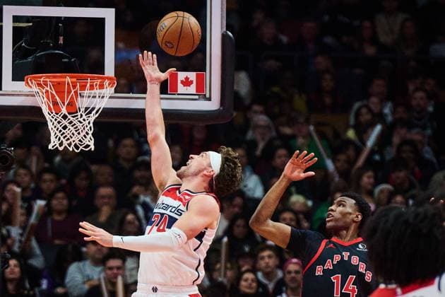 November 21, 2025, Toronto, On, Canada: Washington Wizards Corey Kispert (24) drives to the net past Toronto Raptors Ja Kobe Walter (14) during first half NBA, Basketball Herren, USA basketball action in Toronto, on Friday, Nov. 21, 2025. Canada News - November 21, 2025 - ZUMAc35_ 20251121_zaf_c35_111 Copyright: xSammyxKoganx