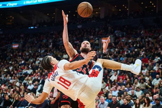 November 21, 2025, Toronto, On, Canada: Toronto Raptors Sandro Mamukelashvili (54) and Washington Wizards Kyshawn George (18) vie for the ball during first half NBA, Basketball Herren, USA basketball action in Toronto, on Friday, Nov. 21, 2025. Canada News - November 21, 2025 - ZUMAc35_ 20251121_zaf_c35_112 Copyright: xSammyxKoganx