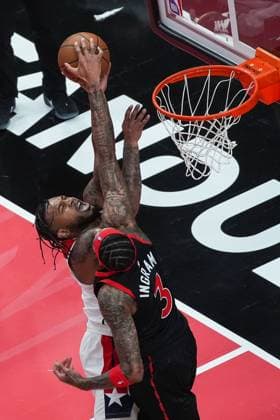 Washington Wizards v Toronto Raptors TORONTO, CANADA - NOVEMBER 21 : Brandon Ingram (3) of Toronto Raptors blocks Cam Whitmore (1) of Washington Wizard during the 2025 Emirates NBA, Basketball Herren, USA Cup basketball game between Washington Wizards and Toronto Raptors at the Scotiabank Arena on November 21, 2025 in Toronto, Ontario, Canada. Mert Alper Dervis Anadolu Ontario Canada. Editorial use only. Please get in touch for any other usage.  Copyright: x2025xAnadoluxMertxAlperxDervisx