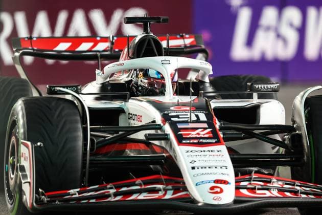 November 21, 2025: MoneyGram Haas F1 Team, Ferrari driver Esteban Ocon (31) drives during the third practice session at the Formula 1 Heineken Las Vegas Grand Prix in Las Vegas, NV. CSM. Las Vegas United States of America - ZUMAc04_ 20251121_zma_c04_286 Copyright: xChristopherxTrimx
