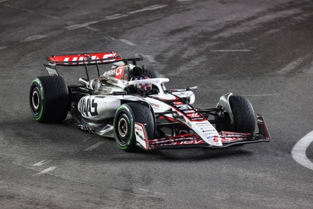 November 21, 2025: MoneyGram Haas F1 Team, Ferrari driver Esteban Ocon (31) drives during the third practice session at the Formula 1 Heineken Las Vegas Grand Prix in Las Vegas, NV. CSM. Las Vegas United States of America - ZUMAc04_ 20251121_zma_c04_292 Copyright: xChristopherxTrimx