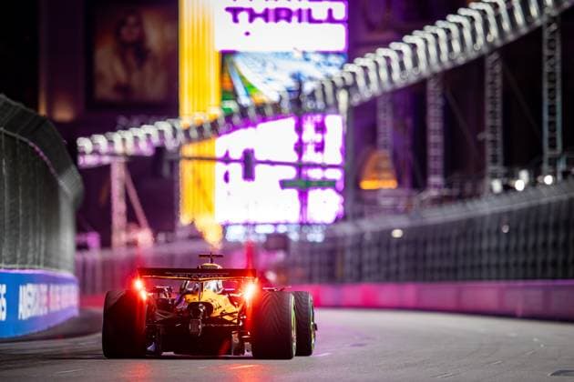 F1 - LAS VEGAS GRAND PRIX 2025 81 PIASTRI Oscar (aus), McLaren F1 Team MCL39, action during the 2025 Formula 1 Las Vegas Grand Prix, 22th round of the 2025 FIA Formula One World Championship, WM, Weltmeisterschaft from November 21 to 23, 2025 on the Las Vegas Strip Circuit, in Paradise, Nevada, United States of America - ParadiseUnited States  Copyright: xAndrÃ xFerreirax
