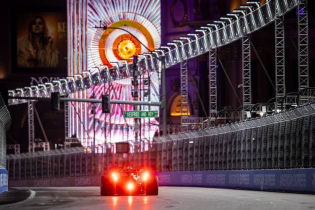 F1 - LAS VEGAS GRAND PRIX 2025 01 VERSTAPPEN Max (nld), Red Bull Racing RB21, action during the 2025 Formula 1 Las Vegas Grand Prix, 22th round of the 2025 FIA Formula One World Championship, WM, Weltmeisterschaft from November 21 to 23, 2025 on the Las Vegas Strip Circuit, in Paradise, Nevada, United States of America - ParadiseUnited States  Copyright: xAndrÃ xFerreirax