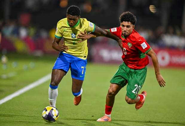 Morocco v Brazil : Quarter-final- FIFA U-17 World Cup Qatar 2025 Ruan Pablo (L) of Brazil and Ismail El Aoud of Morocco in action during the FIFA U-17 World Cup Qatar 2025 Quarter-final match between Morocco and Brazil in Doha, Qatar, on November 21, 2025. DOHA Qatar Copyright: xNOUSHADxTHEKKAYILx
