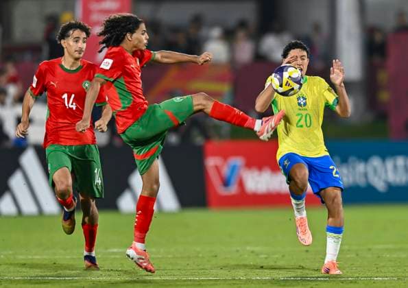 Morocco v Brazil : Quarter-final- FIFA U-17 World Cup Qatar 2025 Felipe Morais (R) of Brazil and Elyes Saidi of Morocco in action during the FIFA U-17 World Cup Qatar 2025 Quarter-final match between Morocco and Brazil in Doha, Qatar, on November 21, 2025. DOHA Qatar Copyright: xNOUSHADxTHEKKAYILx