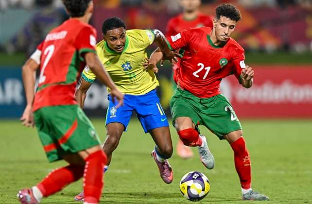 Morocco v Brazil : Quarter-final- FIFA U-17 World Cup Qatar 2025 Kayke (L) of Brazil and Abdelali Eddaoudi of Morocco in action during the FIFA U-17 World Cup Qatar 2025 Quarter-final match between Morocco and Brazil in Doha, Qatar, on November 21, 2025. DOHA Qatar Copyright: xNOUSHADxTHEKKAYILx