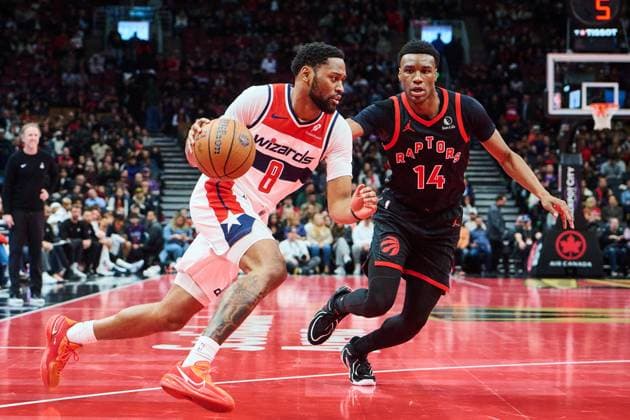 November 21, 2025, Toronto, On, Canada: Washington Wizards Malaki Branham (8) drives past Toronto Raptors Ja Kobe Walter (14) during second half NBA, Basketball Herren, USA basketball action in Toronto, on Friday, Nov. 21, 2025. Canada News - November 21, 2025 - ZUMAc35_ 20251121_zaf_c35_139 Copyright: xSammyxKoganx