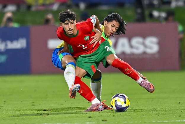 Morocco v Brazil : Quarter-final- FIFA U-17 World Cup Qatar 2025 Arthur Ryan of Brazil and Hamza Bouhaddi of Morocco in action during the FIFA U-17 World Cup Qatar 2025 Quarter-final match between Morocco and Brazil in Doha, Qatar, on November 21, 2025. DOHA Qatar Copyright: xNOUSHADxTHEKKAYILx