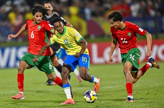 Morocco v Brazil : Quarter-final- FIFA U-17 World Cup Qatar 2025 Gabriel Mec (C) of Brazil and Oualid Ibn Salah of Morocco in action during the FIFA U-17 World Cup Qatar 2025 Quarter-final match between Morocco and Brazil in Doha, Qatar, on November 21, 2025. DOHA Qatar Copyright: xNOUSHADxTHEKKAYILx