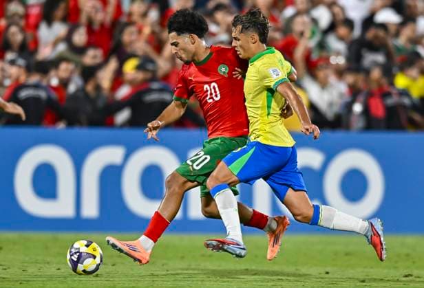Morocco v Brazil : Quarter-final- FIFA U-17 World Cup Qatar 2025 Tiago (R) of Brazil and Ismail El Aoud of Moroccoin action during the FIFA U-17 World Cup Qatar 2025 Quarter-final match between Morocco and Brazil in Doha, Qatar, on November 21, 2025. DOHA Qatar Copyright: xNOUSHADxTHEKKAYILx