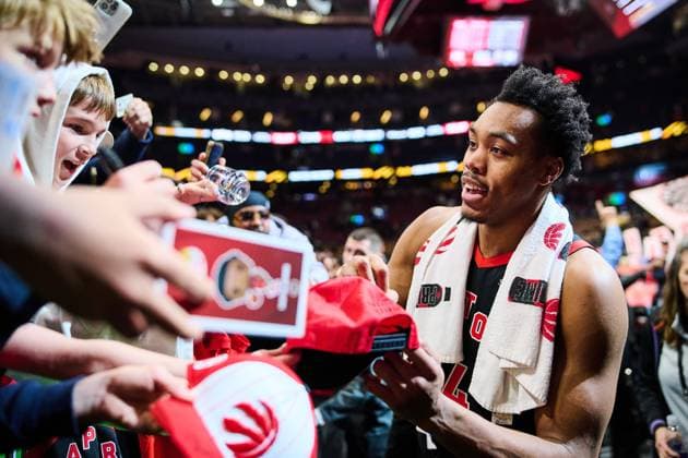 November 21, 2025, Toronto, On, Canada: Toronto Raptors Scottie Barnes (4) signs items for fans after defeating the Washington Wizards in NBA, Basketball Herren, USA basketball action in Toronto, on Friday, Nov. 21, 2025. Canada News - November 21, 2025 - ZUMAc35_ 20251121_zaf_c35_143 Copyright: xSammyxKoganx