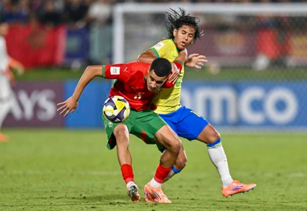 Morocco v Brazil : Quarter-final- FIFA U-17 World Cup Qatar 2025 Arthur Ryan (L) of Brazil and Abdellah Ouazane of Morocco in action during the FIFA U-17 World Cup Qatar 2025 Quarter-final match between Morocco and Brazil in Doha, Qatar, on November 21, 2025. DOHA Qatar Copyright: xNOUSHADxTHEKKAYILx