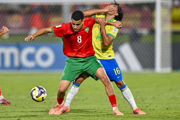 Morocco v Brazil : Quarter-final- FIFA U-17 World Cup Qatar 2025 Arthur Ryan (L) of Brazil and Abdellah Ouazane of Morocco in action during the FIFA U-17 World Cup Qatar 2025 Quarter-final match between Morocco and Brazil in Doha, Qatar, on November 21, 2025. DOHA Qatar Copyright: xNOUSHADxTHEKKAYILx