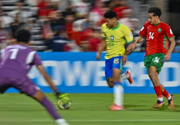 Morocco v Brazil : Quarter-final- FIFA U-17 World Cup Qatar 2025 Luis Pacheco (L) of Brazil and Oualid Ibn Salah of Moroccoin action during the FIFA U-17 World Cup Qatar 2025 Quarter-final match between Morocco and Brazil in Doha, Qatar, on November 21, 2025. DOHA Qatar Copyright: xNOUSHADxTHEKKAYILx