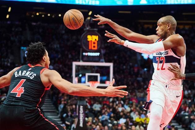 November 21, 2025, Toronto, On, Canada: Washington Wizards Khris Middleton (22) makes a pass past Toronto Raptors Scottie Barnes (4) during second half NBA, Basketball Herren, USA basketball action in Toronto, on Friday, Nov. 21, 2025. Canada News - November 21, 2025 - ZUMAc35_ 20251121_zaf_c35_144 Copyright: xSammyxKoganx