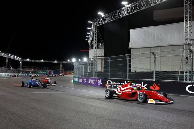 LAS VEGAS, NV - NOVEMBER 21: Joanne Ciconte, driver of the 25 MP Motorsport leads a pack of cars at the start of the first F1 Academy race at the Formula 1 Las Vegas Grand Prix on November 21, 2025 on the Las Vegas Strip Circuit in Las Vegas, Nevada.(Photo by Jeff Speer Icon Sportswire) AUTO: NOV 21 F1 Las Vegas Grand Prix - F1 Academy Race 1 EDITORIAL USE ONLY Icon2511210071