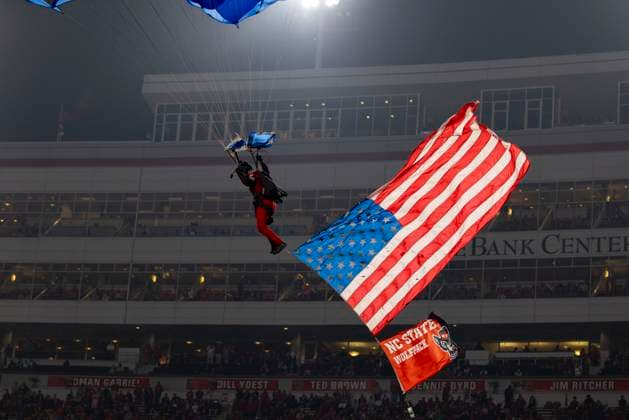 November 21, 2025, Raleigh, North Carolina, USA: Skydivers from the all veterans Ski diving group jump into Carter-Finley Stadium prior to the start of the the NCAA, College League, USA football game between the Florida State Seminoles and the NC State Wolfpack on November 21st, 2025. Raleigh USA - ZUMAa220 20251121_znp_a220_038 Copyright: xIsraelxAntax