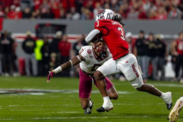 November 21, 2025, Raleigh, North Carolina, USA: NC State Wolfpack running back HOLLYWOOD SMOTHERS (3) runs the ball during the first half of the NCAA, College League, USA football game between the Florida State Seminoles and the NC State Wolfpack on November 21st, 2025 at Carter-Finley Stadium in Raleigh, NC. Raleigh USA - ZUMAa220 20251121_znp_a220_041 Copyright: xIsraelxAntax