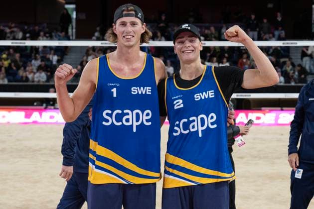 251122 Jacob Hölting Nilsson and Elmer Andersson of Sweden celebrate after defeating TÃ o Rotar and Arnaud Gauthier Rat of France during The Beach Volleyball World Championships Semi Final on November 22, 2025 in Adelaide Photo Michael Errey BILDBYRAN kod XY XY0085 beachvolleyboll beach volleyball sandvolleyball world championships semi finals bbeng semifinal  Copyright: MichaelxErrey BB251122BB183