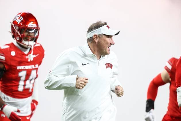 November 21, 2025: UNLV Rebels head coach Dan Mullen runs onto the field prior to the start of the college football game featuring the Hawaii Rainbow Warriors and the UNLV Rebels at Allegiant Stadium in Las Vegas, NV. CSM. Las Vegas United States of America - ZUMAc04_ 20251121_zma_c04_435 Copyright: xChristopherxTrimx