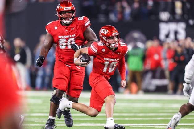 November 21, 2025: UNLV Rebels quarterback Anthony Colandrea (10) runs with the ball during the first half of the college football game featuring the Hawaii Rainbow Warriors and the UNLV Rebels at Allegiant Stadium in Las Vegas, NV. CSM. Las Vegas United States of America - ZUMAc04_ 20251121_zma_c04_437 Copyright: xChristopherxTrimx