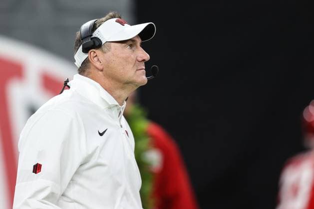 November 21, 2025: UNLV Rebels head coach Dan Mullen looks towards the field prior to the start of the college football game featuring the Hawaii Rainbow Warriors and the UNLV Rebels at Allegiant Stadium in Las Vegas, NV. CSM. Las Vegas United States of America - ZUMAc04_ 20251121_zma_c04_439 Copyright: xChristopherxTrimx