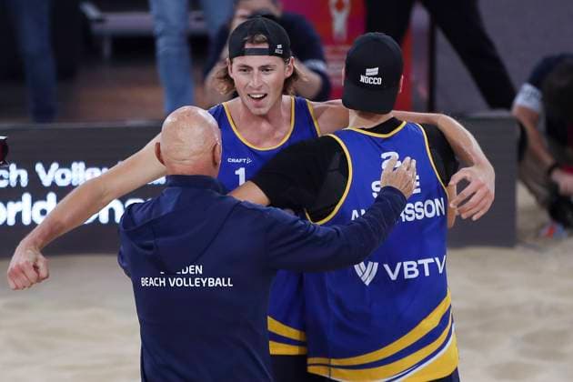 Beach volleyball, Beachvolleyball World Championship, WM, Weltmeisterschaft Jacob Hölting Nilsson and Elmer Andersson (SWE) celebrate with head coach Anders Kristiansson after victory against TÃ o Rotar and Arnaud Gauthier-Rat (FRA) during the Semi Final match of the Beach Volleyball World Championships at The Drive in Adelaide, Saturday, November 22, 2025. ( NO ARCHIVING, EDITORIAL USE ONLY ADELAIDE SOUTH AUSTRALIA AUSTRALIA  Copyright: xMATTxTURNERx 20251122117262870318