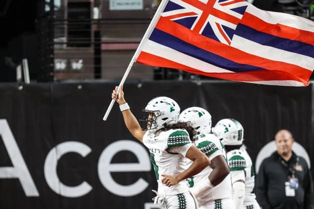November 21, 2025: Hawaii Rainbow Warriors defensive back Kilinahe Mendiola-Jensen (8) runs onto the field prior to the start of the college football game featuring the Hawaii Rainbow Warriors and the UNLV Rebels at Allegiant Stadium in Las Vegas, NV. CSM. Las Vegas United States of America - ZUMAc04_ 20251121_zma_c04_448 Copyright: xChristopherxTrimx