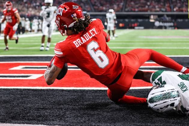 November 21, 2025: UNLV Rebels wide receiver Jaden Bradley (6) scores a touchdown during the first half of the college football game featuring the Hawaii Rainbow Warriors and the UNLV Rebels at Allegiant Stadium in Las Vegas, NV. CSM. Las Vegas United States of America - ZUMAc04_ 20251121_zma_c04_451 Copyright: xChristopherxTrimx