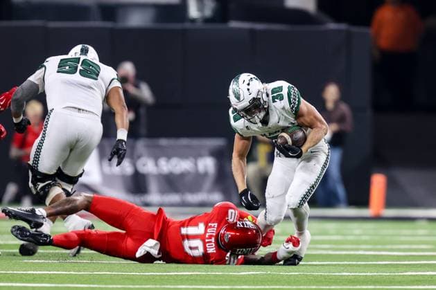 November 21, 2025: Hawaii Rainbow Warriors running back Landon Sims (30) is tackled by UNLV Rebels defensive back Tre Fulton (10) during the first half of the college football game featuring the Hawaii Rainbow Warriors and the UNLV Rebels at Allegiant Stadium in Las Vegas, NV. CSM. Las Vegas United States of America - ZUMAc04_ 20251121_zma_c04_453 Copyright: xChristopherxTrimx