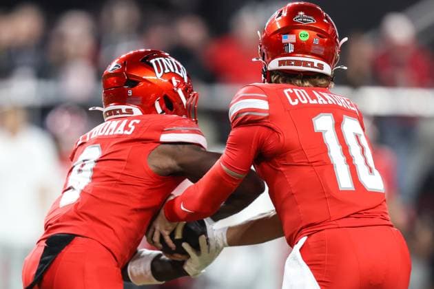 November 21, 2025: UNLV Rebels quarterback Anthony Colandrea (10) hands the ball off to UNLV Rebels running back Jai Den Thomas (9) during the first half of the college football game featuring the Hawaii Rainbow Warriors and the UNLV Rebels at Allegiant Stadium in Las Vegas, NV. CSM. Las Vegas United States of America - ZUMAc04_ 20251121_zma_c04_454 Copyright: xChristopherxTrimx