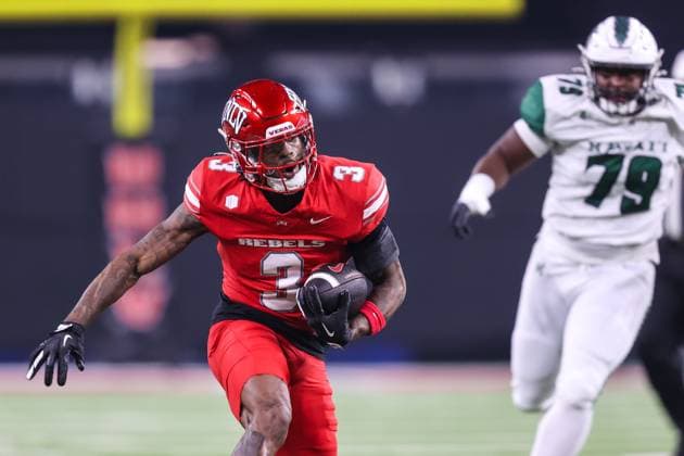 November 21, 2025: UNLV Rebels wide receiver Daejon Reynolds (3) runs with the ball during the first half of the college football game featuring the Hawaii Rainbow Warriors and the UNLV Rebels at Allegiant Stadium in Las Vegas, NV. CSM. Las Vegas United States of America - ZUMAc04_ 20251121_zma_c04_456 Copyright: xChristopherxTrimx