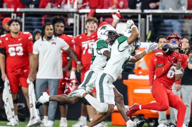 November 21, 2025: UNLV Rebels wide receiver Jaden Bradley (6) is unable to catch the ball during the first half of the college football game featuring the Hawaii Rainbow Warriors and the UNLV Rebels at Allegiant Stadium in Las Vegas, NV. CSM. Las Vegas United States of America - ZUMAc04_ 20251121_zma_c04_462 Copyright: xChristopherxTrimx