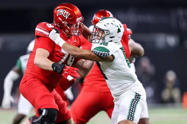 November 21, 2025: UNLV Rebels offensive lineman Austin Boyd (79) blocks Hawaii Rainbow Warriors defensive end Ka Eo Akana (10) during the first half of the college football game featuring the Hawaii Rainbow Warriors and the UNLV Rebels at Allegiant Stadium in Las Vegas, NV. CSM. Las Vegas United States of America - ZUMAc04_ 20251121_zma_c04_465 Copyright: xChristopherxTrimx