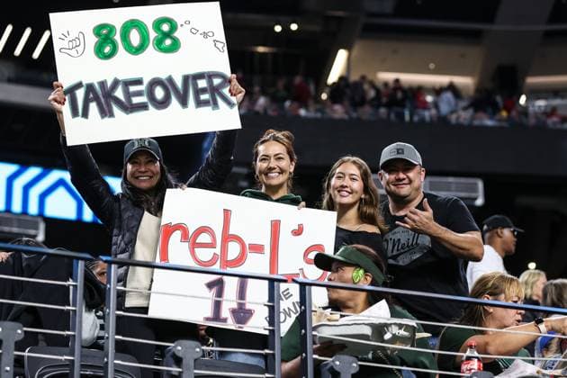 November 21, 2025: Hawaii Rainbow Warriors fans hold signs showing support for their team prior to the start of the college football game featuring the Hawaii Rainbow Warriors and the UNLV Rebels at Allegiant Stadium in Las Vegas, NV. CSM. Las Vegas United States of America - ZUMAc04_ 20251121_zma_c04_468 Copyright: xChristopherxTrimx