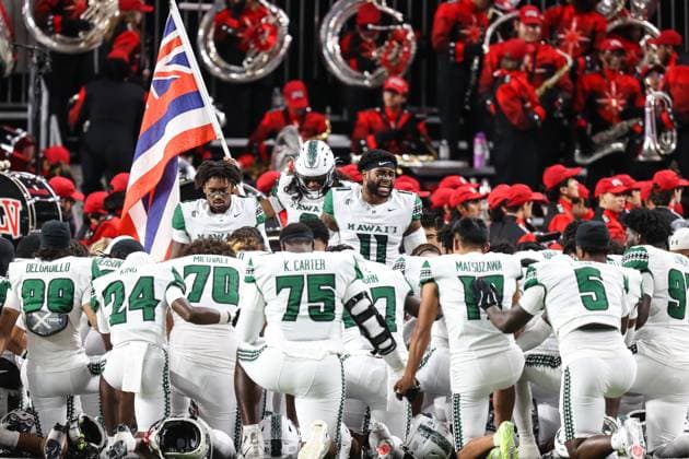 November 21, 2025: Hawaii Rainbow Warriors linebacker Jamih Otis (11) leads the team in a prayer prior to the start of the college football game featuring the Hawaii Rainbow Warriors and the UNLV Rebels at Allegiant Stadium in Las Vegas, NV. CSM. Las Vegas United States of America - ZUMAc04_ 20251121_zma_c04_469 Copyright: xChristopherxTrimx