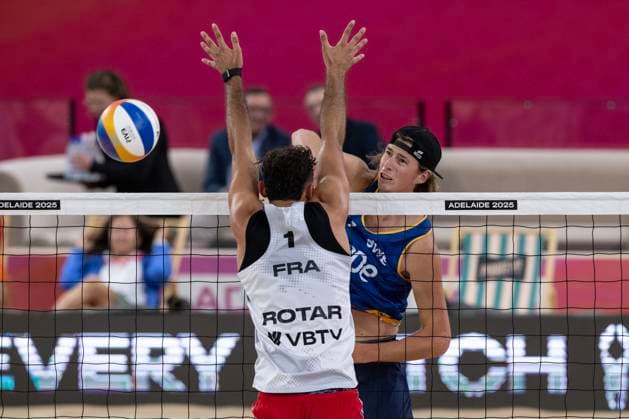 251122 Jacob Hölting Nilsson of Sweden beats Rotar of France at the net during The Beach Volleyball World Championships Semi Final on November 22, 2025 in Adelaide Photo Michael Errey BILDBYRAN kod XY XY0085 beachvolleyboll beach volleyball sandvolleyball world championships semi finals bbeng semifinal  Copyright: MichaelxErrey BB251122BB185