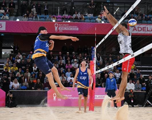 251122 Elmer Andersson of Sweden smashes a ball past the French during The Beach Volleyball World Championships Semi Final on November 22, 2025 in Adelaide Photo Michael Errey BILDBYRAN kod XY XY0085 beachvolleyboll beach volleyball sandvolleyball world championships semi finals bbeng semifinal  Copyright: MichaelxErrey BB251122BB188