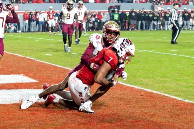 November 21, 2025, Raleigh, North Carolina, USA: NC State Wolfpack tight end JUSTIN JOLY (7) catches a touchdown pass late in the second half of the NCAA, College League, USA football game between the Florida State Seminoles and the NC State Wolfpack on November 21st, 2025 at Carter-Finley Stadium in Raleigh, NC. Raleigh USA - ZUMAa220 20251121_znp_a220_051 Copyright: xIsraelxAntax