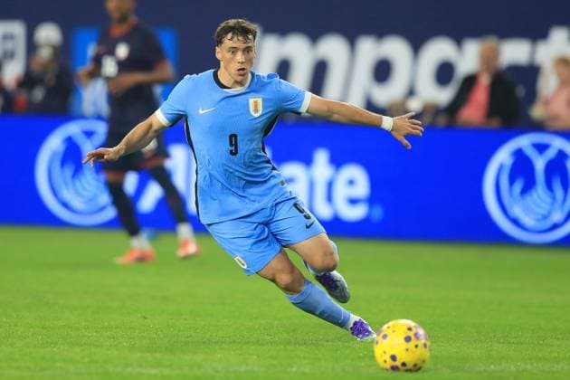 TAMPA, FL - NOVEMBER 18: Uruguay s Forward Federico VInas (9) controls the ball during the International Friendly, Länderspiel, Nationalmannschaft match between the Uruguay Men s national team, Nationalteam and the United States of America Men s national team on November 18, 2025 at Raymond James Stadium in Tampa, Florida. (Photo by Cliff Welch Icon Sportswire) SOCCER: NOV 18 USA vs Uruguay EDITORIAL USE ONLY Icon357251118047