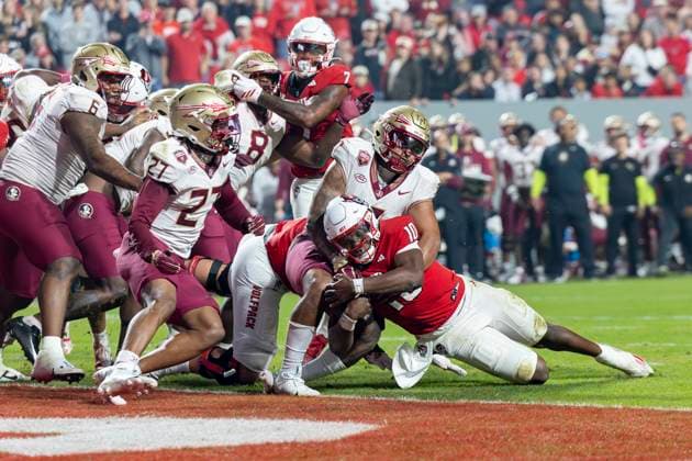 November 21, 2025, Raleigh, North Carolina, USA: Florida State Seminoles wide receiver BJ GIBSON (10) rushes and leans towards the end zone and is stopped at the one yard line during the second half of the NCAA, College League, USA football game between the Florida State Seminoles and the NC State Wolfpack on November 21st, 2025 at Carter-Finley Stadium in Raleigh, NC. Raleigh USA - ZUMAa220 20251121_znp_a220_070 Copyright: xIsraelxAntax