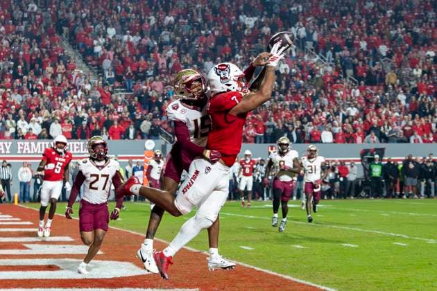 November 21, 2025, Raleigh, North Carolina, USA: NC State Wolfpack tight end JUSTIN JOLY (7) catches a touchdown pass late in the second half of the NCAA, College League, USA football game between the Florida State Seminoles and the NC State Wolfpack on November 21st, 2025 at Carter-Finley Stadium in Raleigh, NC. Raleigh USA - ZUMAa220 20251121_znp_a220_074 Copyright: xIsraelxAntax